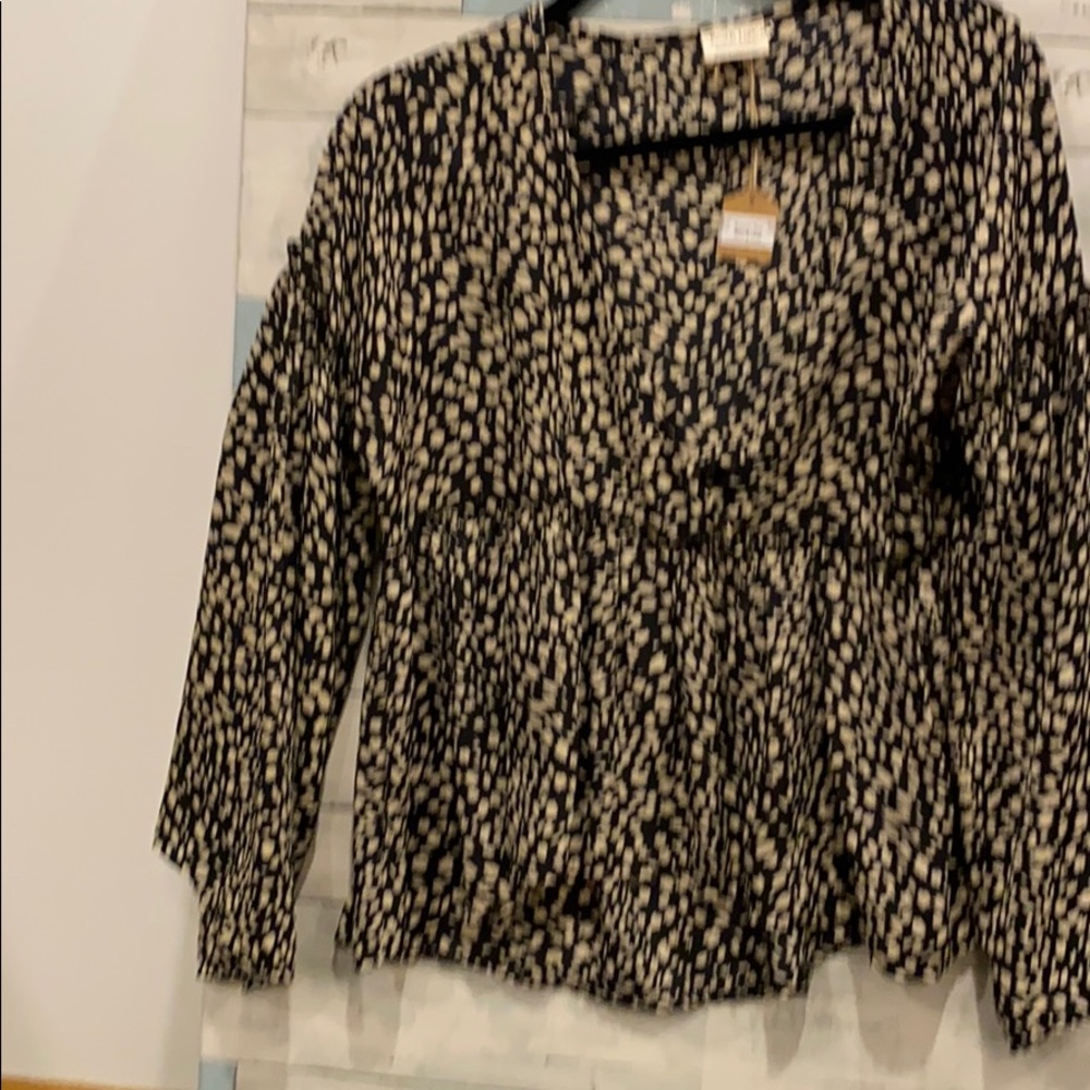 Woman’s blouse in chiffon umpire waist with v neck